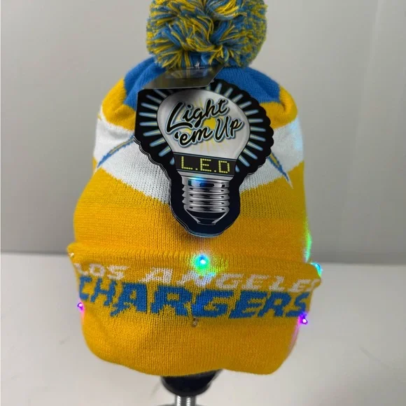 Los Angeles LA Chargers Beanie Pompom Light Up LED Hat New NWT - Picture 4 of 11